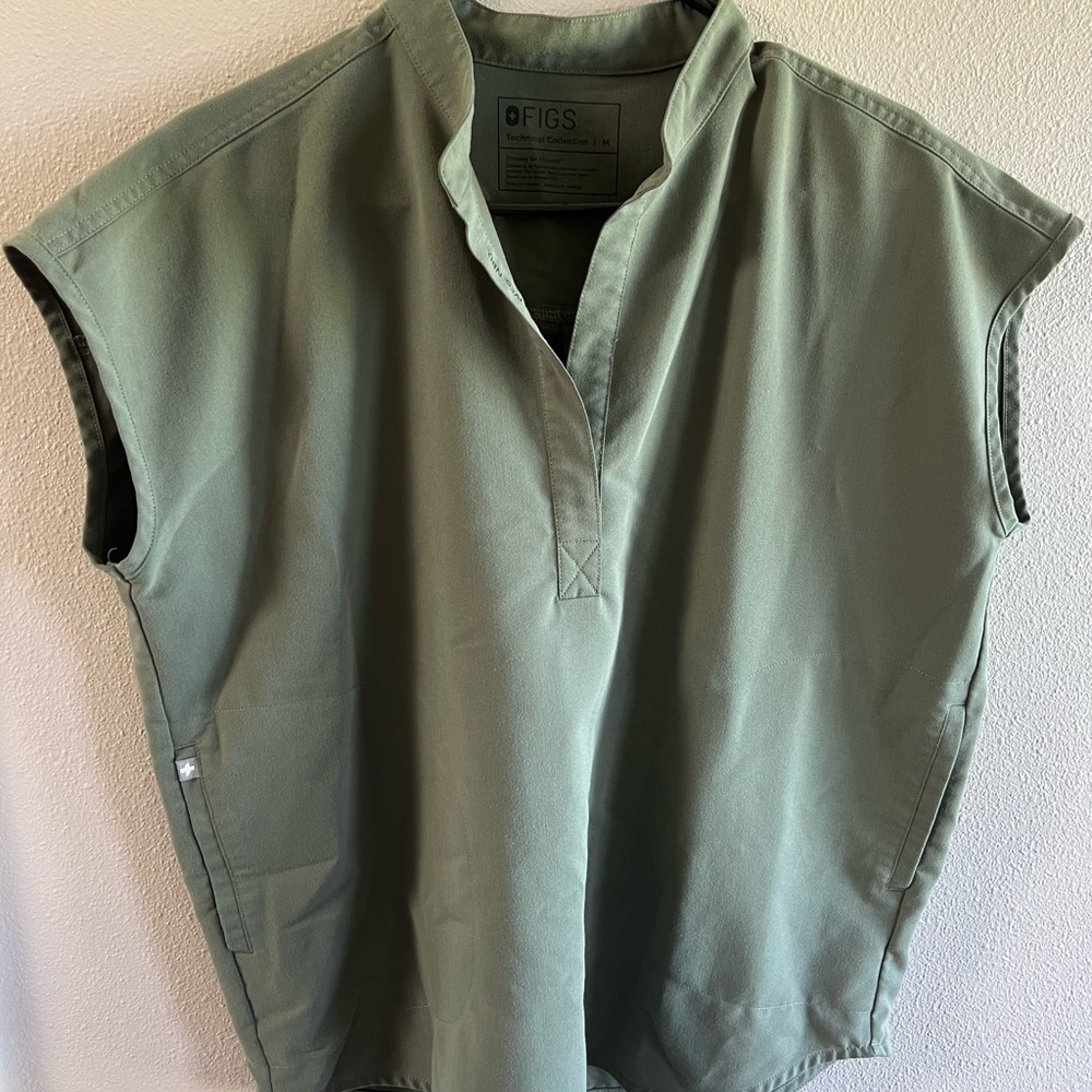 FIGS Rafaela Top Moss-Medium